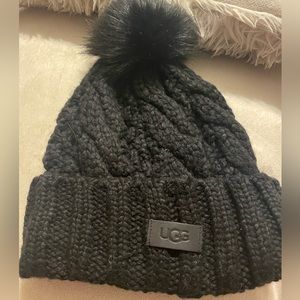 UGG®'s cable-knit beanie black
